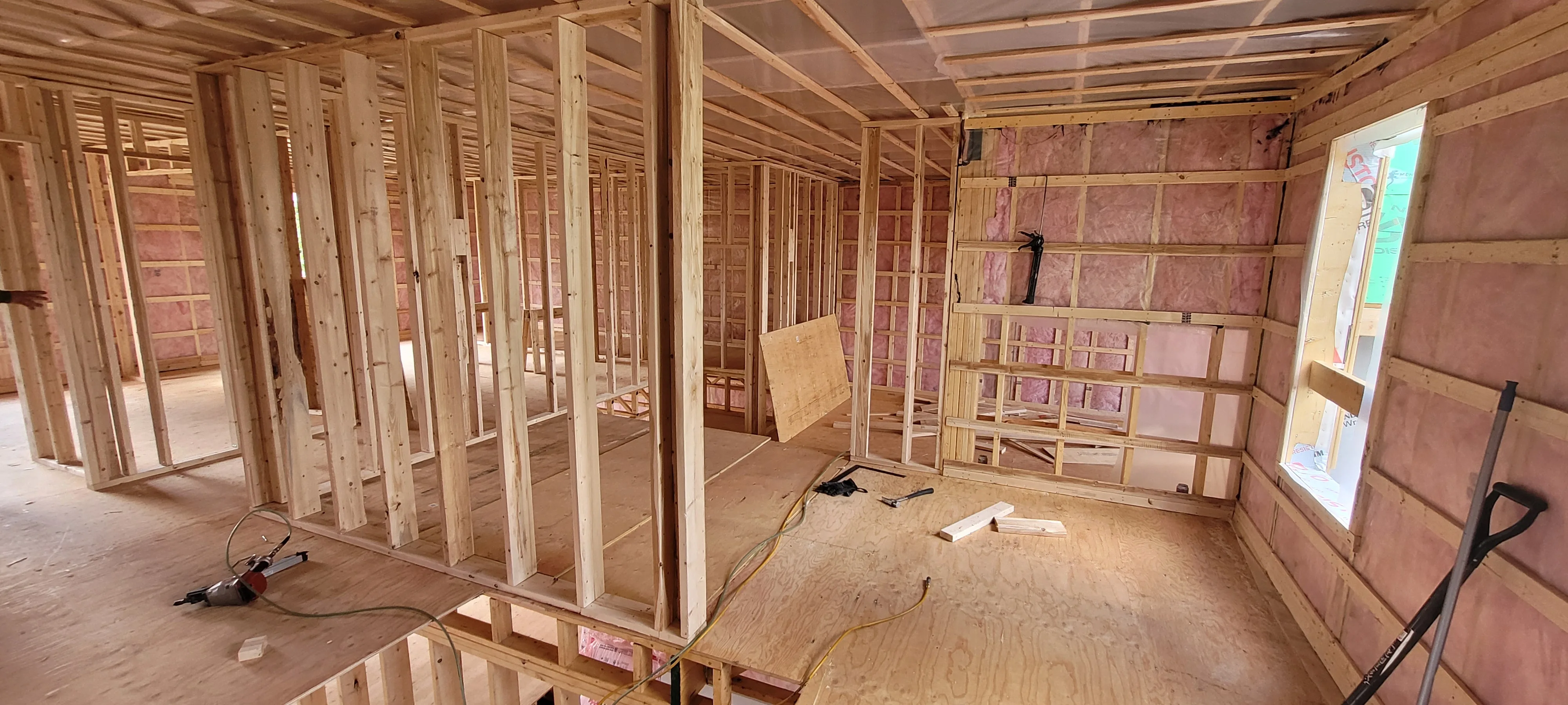 Sous-sol en rénovation avec murs montés en colombages de bois